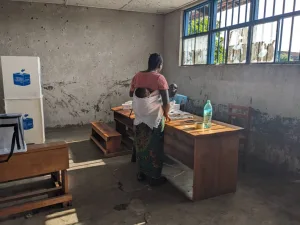 Le premier électeur a déposé son bulletin de vote dans l'urne au centre de Negapeta dans la commune de Karisimbi dans la ville de Goma.