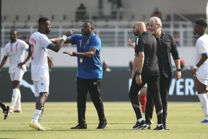 L'altercation de Chancel Mbemba et Walid regragui divise la toile