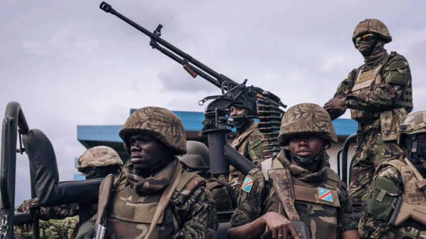 Une escorte de militaires kényans et congolais monte la garde à l'aéroport de Goma, dans l'est de la République démocratique du Congo, le 15 novembre 2022. AFP