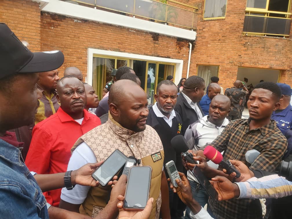 Les membres de la société civile devant le bureau du gouverneur, la décision du maire de Goma d'interdire la circulation des motos après 18 heures [Photo d'illustration]