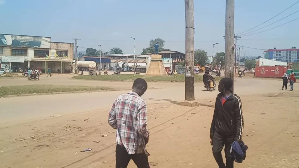 Reprise Timide des Activités Socioéconomiques Après une Circulation Bloquée ce Matin par des Barricades