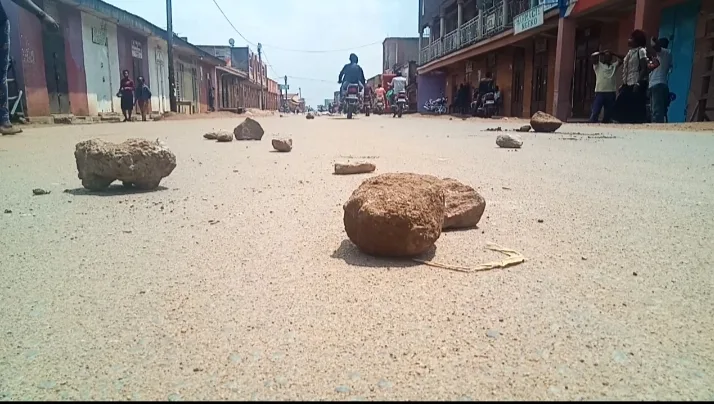 Reprise Timide des Activités Socioéconomiques Après une Circulation Bloquée ce Matin par des Barricades