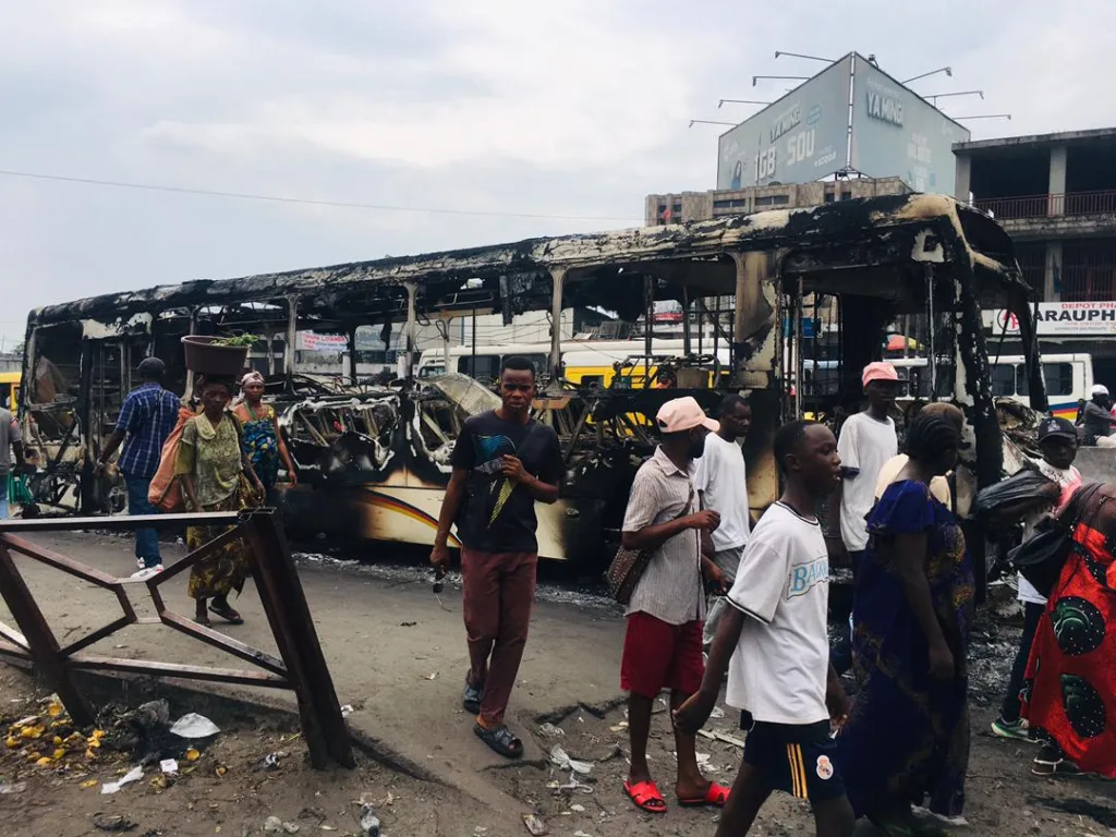 Un bus Transco affecté au réseau interurbain en provenance de Masimanimba, province du Kwilu, a été brulé dimanche soir à Pascal, dans la commune de Masina à Kinshasa