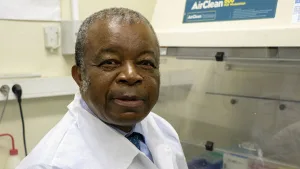 Le Dr Jean-Jacques Muyembe est un microbiologiste de renom et directeur général de l'Institut national de recherche biomédicale de la RDC, ainsi que professeur de microbiologie à la faculté de médecine de l'Université de Kinshasa. Il est également conseiller auprès du Comité d'urgence du Règlement sanitaire international de l'OMS concernant Ebola.