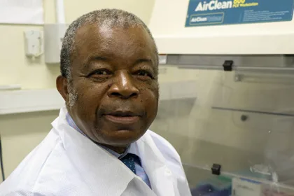 Le Dr Jean-Jacques Muyembe est un microbiologiste de renom et directeur général de l'Institut national de recherche biomédicale de la RDC, ainsi que professeur de microbiologie à la faculté de médecine de l'Université de Kinshasa. Il est également conseiller auprès du Comité d'urgence du Règlement sanitaire international de l'OMS concernant Ebola.