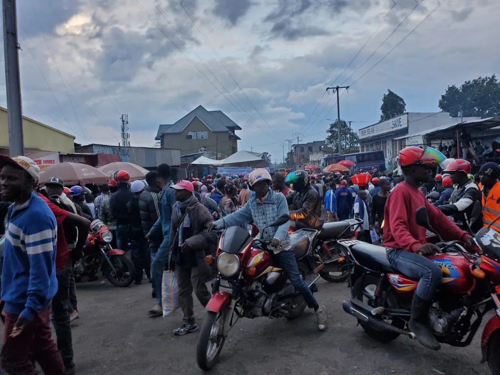 Aucune moto tricycle ne doit dépasser deux convoyeurs à bord