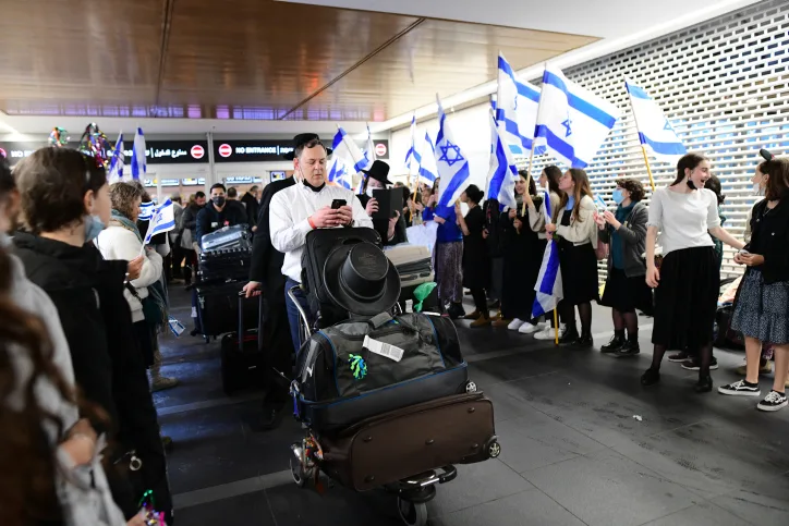 Des réfugiés israéliens et ukrainiens arrivent grâce à un vol de secours à l'aéroport international Ben Gurion, près de Tel Aviv, le 3 mars 2022. (Crédit : Avshalom Sassoni/Flash90)