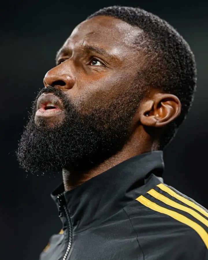 Le défenseur Antonio Rüdiger de la tête lors du dernier quart d'heure de la rencontre