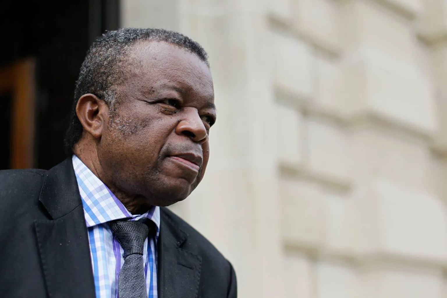 Le Dr Jean-Jacques Muyembe est un microbiologiste de renom et directeur général de l'Institut national de recherche biomédicale de la RDC, ainsi que professeur de microbiologie à la faculté de médecine de l'Université de Kinshasa. Il est également conseiller auprès du Comité d'urgence du Règlement sanitaire international de l'OMS concernant Ebola.