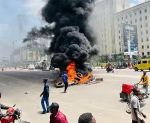 Kinshasa : Vitres cassées, véhicules vandalisés... de nombreux dégâts lors de la manifestation devant les ambassades des pays occidentaux accusés de soutenir le Rwanda Les manifestations des jeunes kinois de ce vendredi et samedi se sont soldées par plusieurs dégâts matériels.