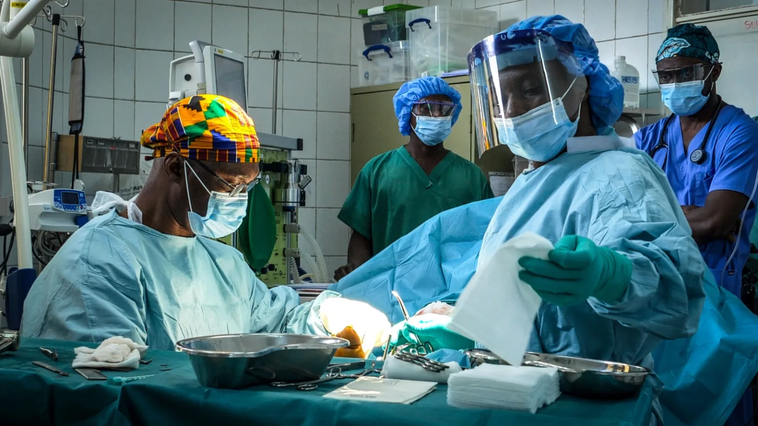 Goma, Nord-Kivu, RDC. L'équipe chirurgicale du CICR et de l'hôpital CBCA Ndosho opère un blessé par arme.