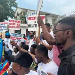 Manifestation devant l'ambassade des États-Unis à Kinshasa pour protester contre son soutien à Kigali