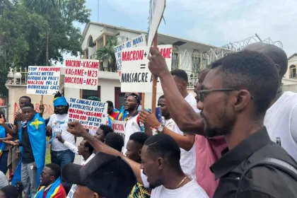 Manifestation devant l'ambassade des États-Unis à Kinshasa pour protester contre son soutien à Kigali