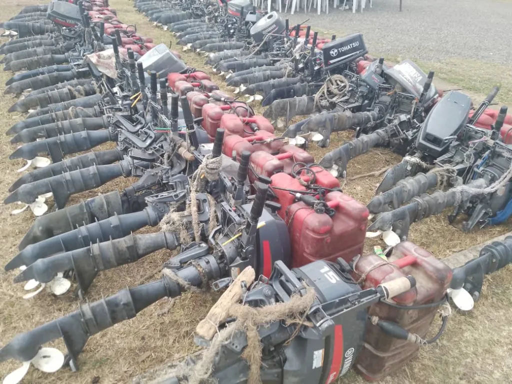 14 pêcheurs, 67 moteurs et 7 pirogues arrêtés par la marine ougandaise ont été remis à la force navale congolaise