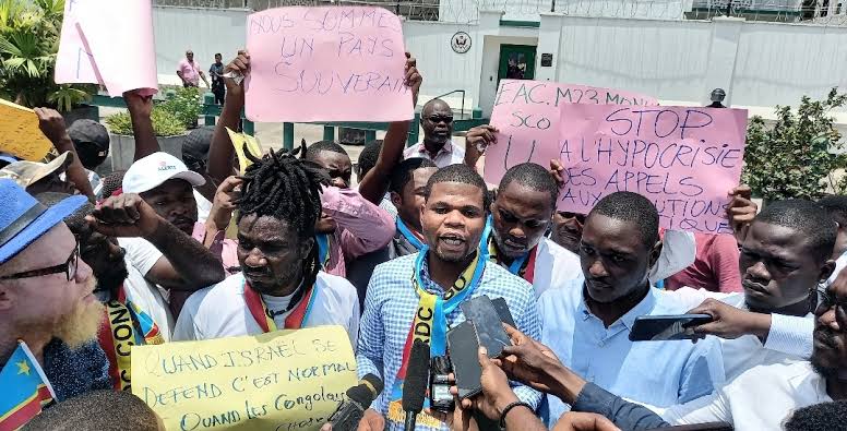 Manifestation devant l'ambassade des États-Unis à Kinshasa pour protester contre son soutien à Kigali