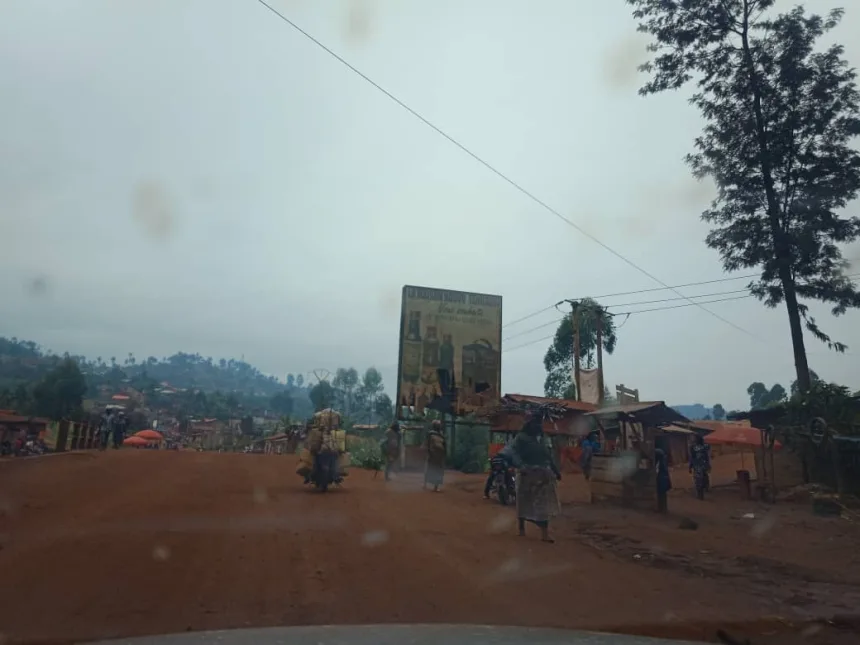 Dans le quartier Kalemire, des bandits porteurs d'armes blanches et à feu ont fait irruption la nuit au domicile d'un curé de l'église anglicane de la paroisse Mumole, en commune de Bulengera, en ville commerciale de Butembo