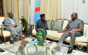 Kinshasa : Rencontre entre le président Félix Tshisekedi et l'ex-président nigérian Olusegun Obasanjo, accompagné de l'homme d'affaires Aliko Dangote le président Félix Tshisekedi et l'ex-président nigérian Olusegun Obasanjo, accompagné de l'homme d'affaires Aliko Dangote