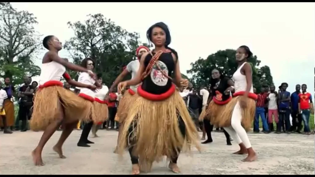  Brunette “Mwana nsuka” ex-danseuse de JB mpiana l'accuse de l'empêcher de voir l'enfant qu'ils ont eu ensemble quand elle avait 15 ans