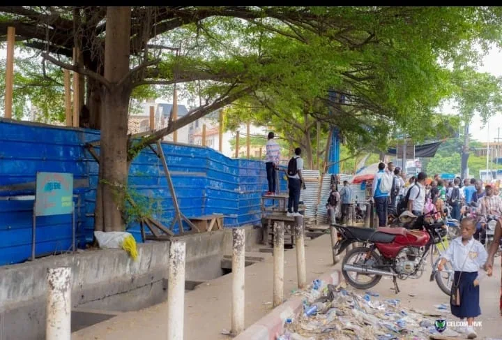 Gentiny Ngobila ordonne l’arrêt des travaux de deux chantiers de constructions anarchiques à Ngaliema et Kintambo