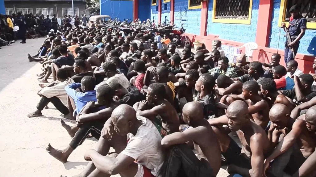 Plus de 520 personnes interpellées lors d'un bouclage policier, présentées à la presse ce jeudi