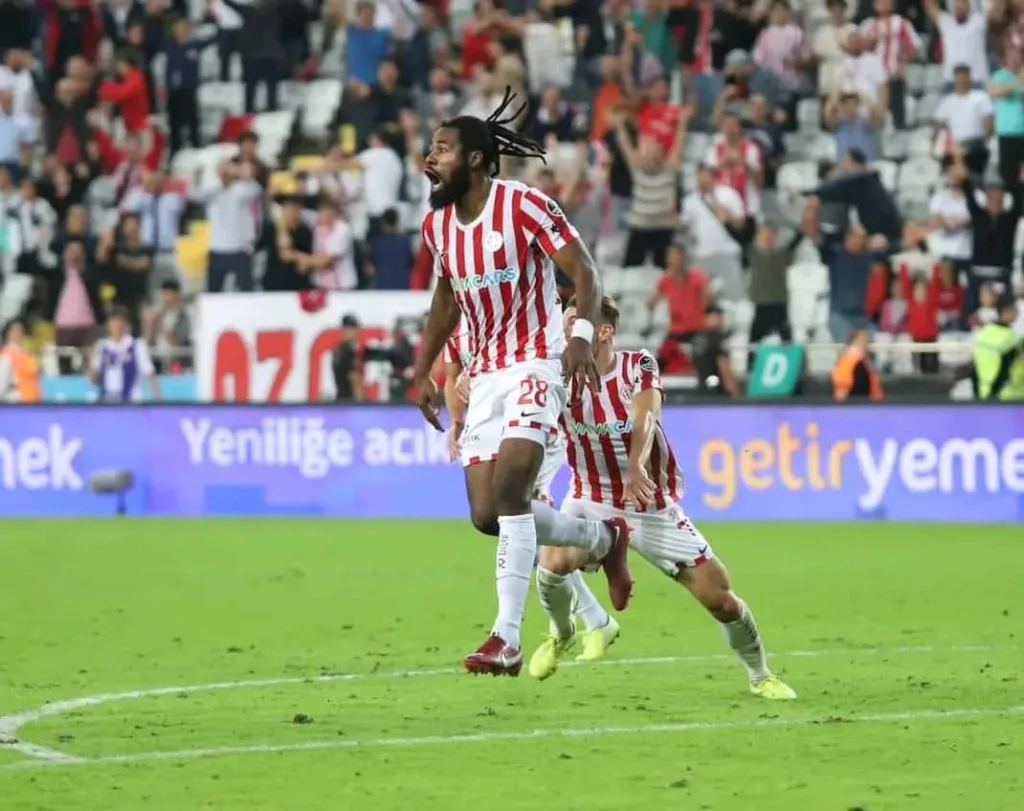 Le défenseur central congolais Christian Luyindama traverse une période difficile