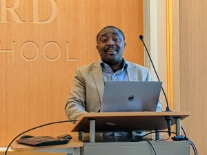 Monde : Le Père Déogratias FIKIRI partage la sagesse de l'Ubuntu à Harvard University Le Père Déogratias FIKIRI partage la sagesse de l'Ubuntu à Harvard University