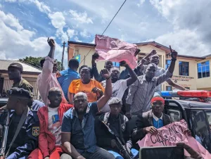 En voulant exiger le départ du maire, une dizaine de militants pro démocratie ont été arrêtés