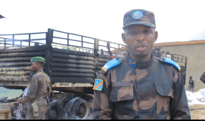 RDC : le capitaine Mualushayi rappelé à Kinshasa après ses accusations contre l’entourage de Tshisekedi Illustration : le capitaine Antony Mualushayi, porte-parole des opérations Sokola 1 grand, après l'incendie des véhicules de PAM à Oicha, au stade de Mbimbi à 2023
