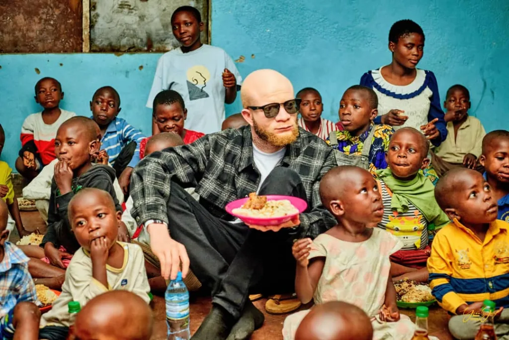 L'artiste musicien Ivon Yusuf au chevet des orphelins du centre d'encadrement des enfants "Maman Jeanne"
