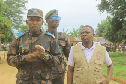 Le capitaine Antony Mualushayi présente à la presse l'ancien député provincial Jean-Paul Ngahangondi capturé lors de l'attaque ADF à Ngite 25 avril 2024