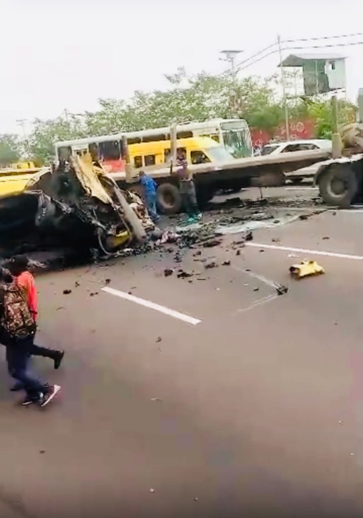 Au moins 13 mort et 4 blessé dans une Collision mortelle entre un camion remorque et un bus au quartier Badara