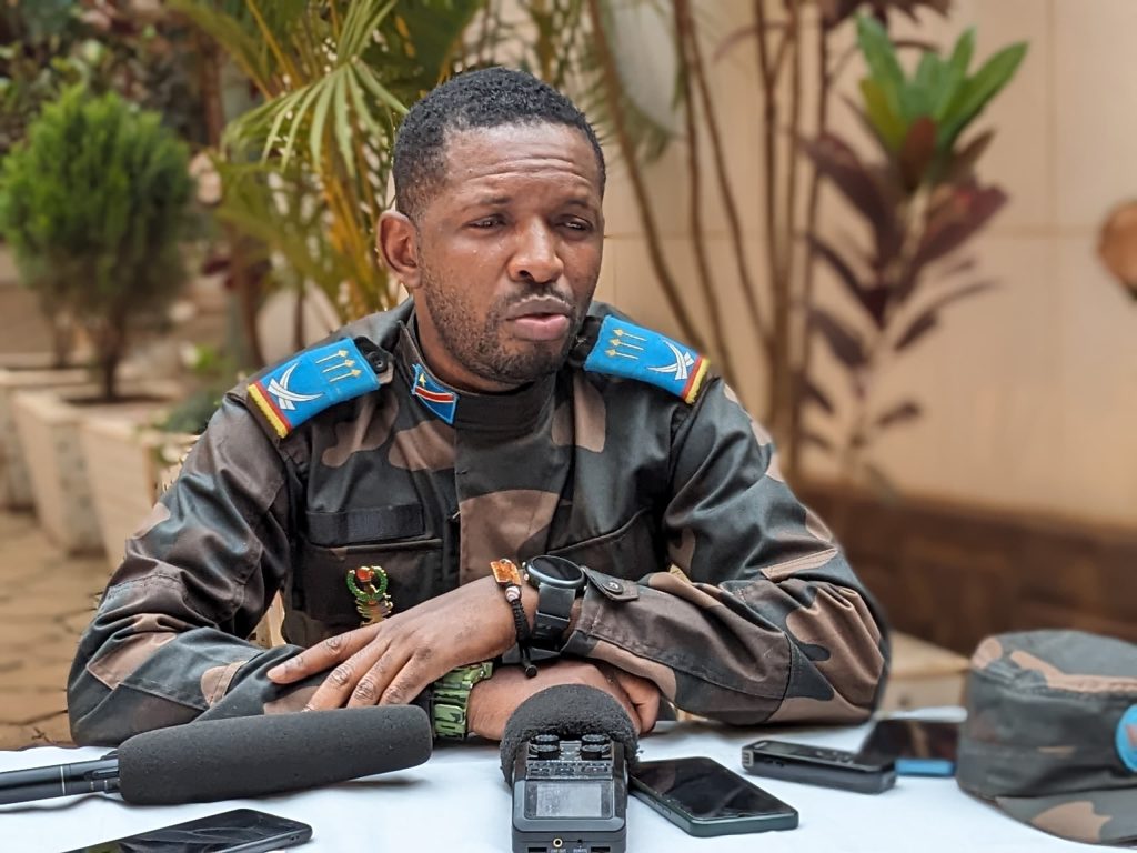 Le capitaine Antony Mualushayi lors d'un point de presse à Beni en 2024