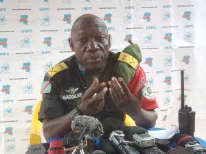 Le lieutenant colonel Mak Hazukay lors d'un point de presse à Beni en 2023