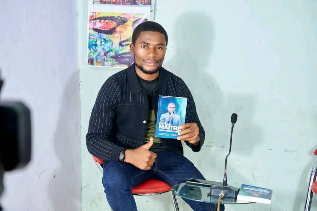 "Un Bon Maître de Cérémonie" de Salomon Ngwasi verni sur fonds baptismaux