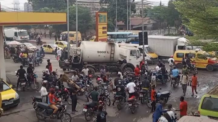 Échauffourées entre policiers et conducteurs de moto-taxi après la mort d'un motard à Gombe