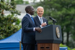 Guerre dans l’Est de la RDC : "Nous croyons qu'il n'y a pas de solution militaire dans l'est de la RDC", déclare William Ruto Le président kenyan William Ruto lors d'une sortie médiatique jeudi 23 mai aux États-Unis