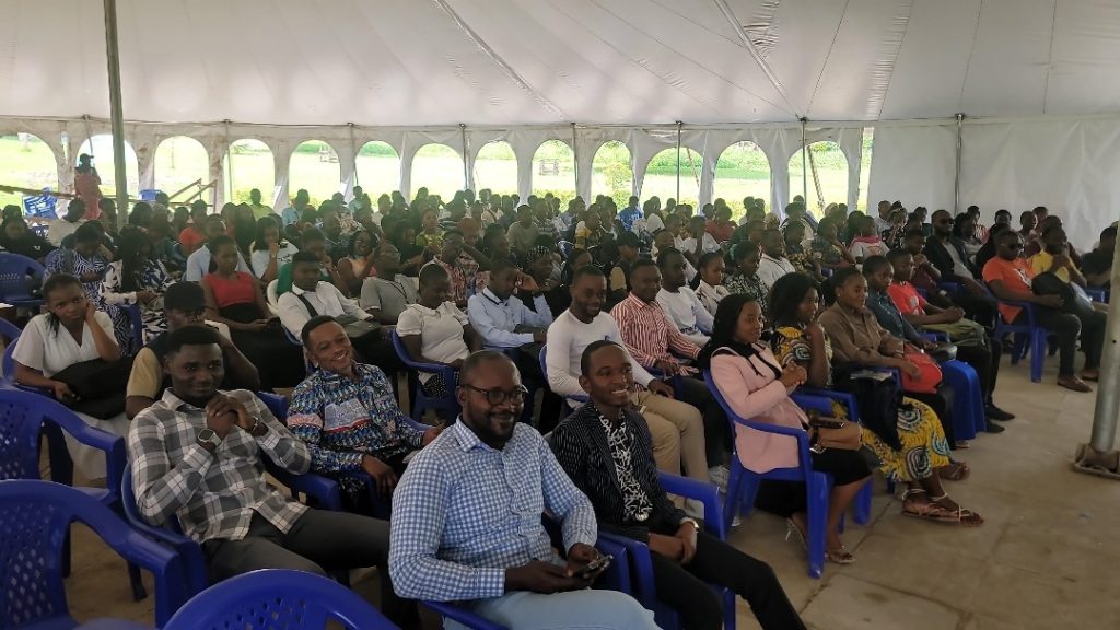 Des étudiants discutent des moyens de ramener la paix dans la région