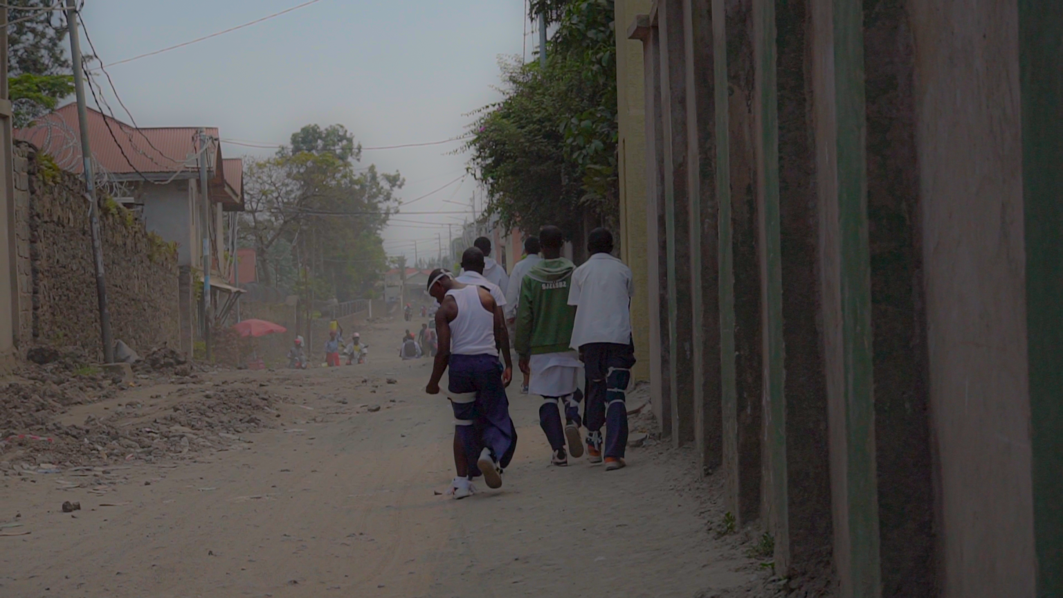 Les élèves bafouent l'interdiction du gouverneur en déchirant leurs uniformes après les examens d'État