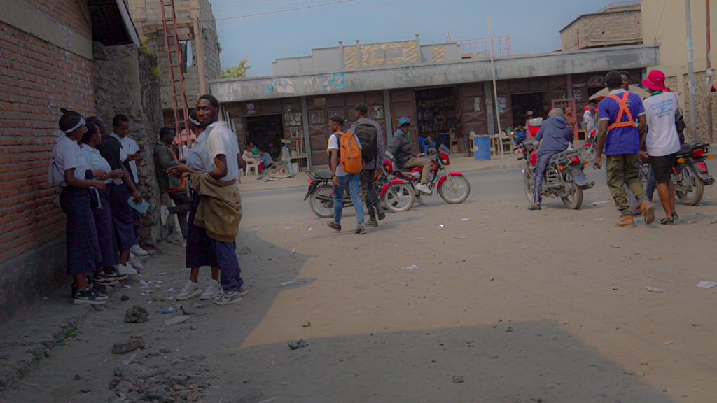 Les élèves bafouent l'interdiction du gouverneur en déchirant leurs uniformes après les examens d'État