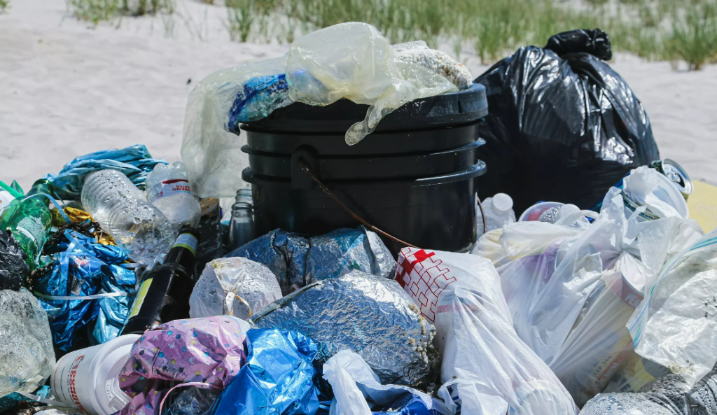 Les emballages non biodégradables banis sur le marché