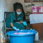 Une entrepreneure fabrique des savons liquides pour une bonne hygiène dans la ville touristique