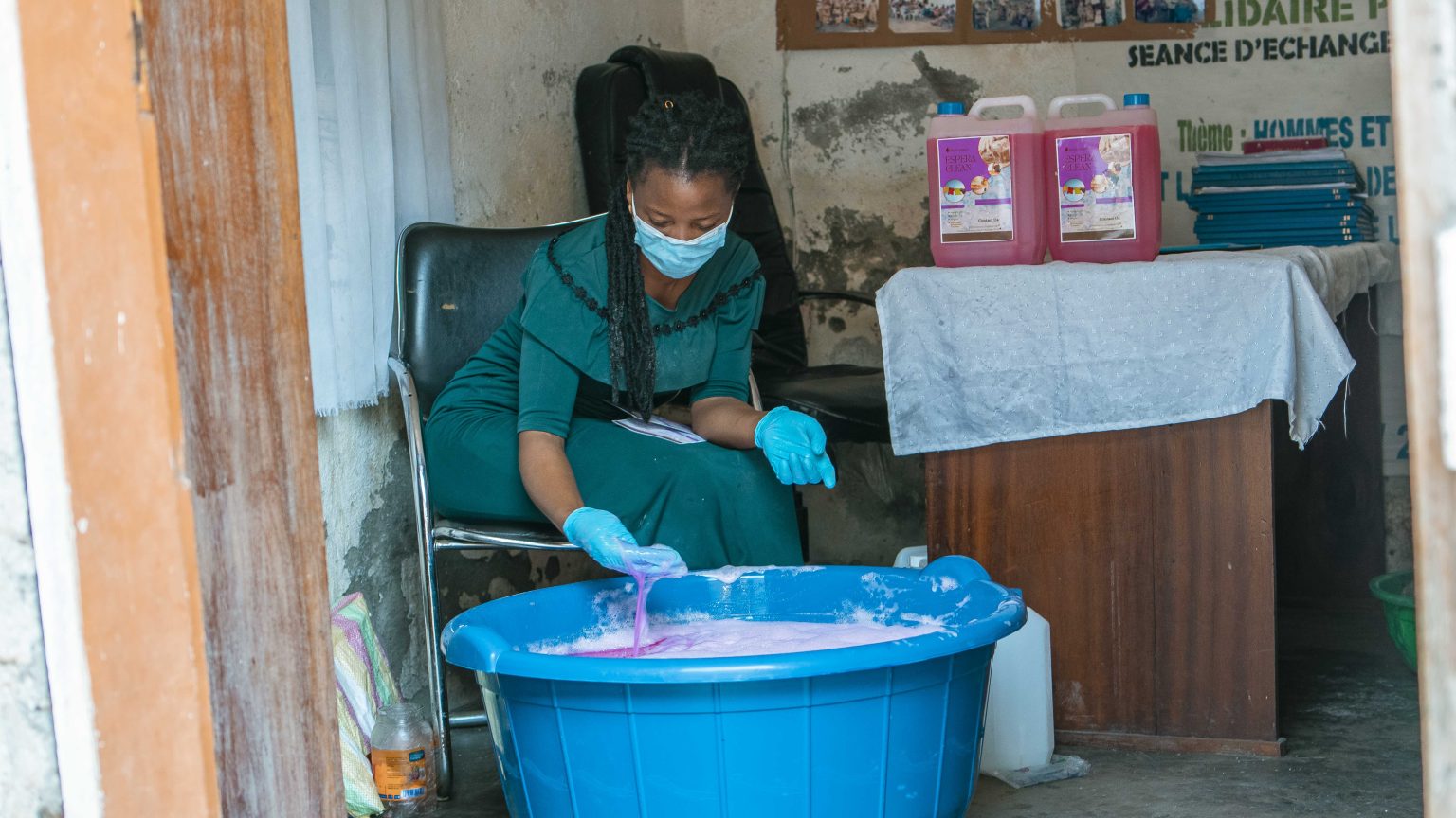 Une entrepreneure fabrique des savons liquides pour une bonne hygiène dans la ville touristique