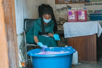 Une entrepreneure fabrique des savons liquides pour une bonne hygiène dans la ville touristique