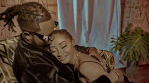 Musique : L'artiste El Weezya signe un come-back en annonçant la sortie de la chanson "BB2BB" L'artiste El Weezya signe un come-back en annonçant la sortie de la chanson "BB2BB"