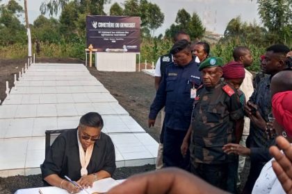 Judith Suminwa rend un hommage mérité aux victimes des bombardements du M23-RDF au camp de Lushagala en date du 3 mai