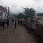 Photo: Des éléments de la police dans les rues à Kasindi lors de la manifestation contre la délocalisation du marché des poissons