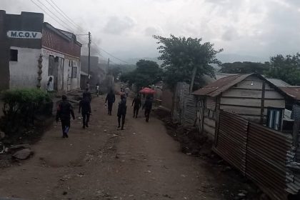 Photo: Des éléments de la police dans les rues à Kasindi lors de la manifestation contre la délocalisation du marché des poissons