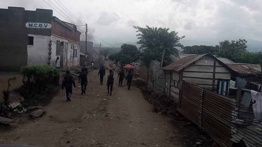 Photo: Des éléments de la police dans les rues à Kasindi lors de la manifestation contre la délocalisation du marché des poissons