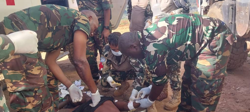 Les Casques Bleus de la MONUSCO Portent Secours aux Militaires Congolais Blessés au Front Contre le M23 à Kanyabayonga