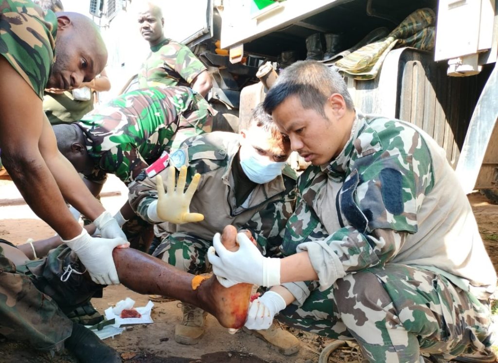 Les Casques Bleus de la MONUSCO Portent Secours aux Militaires Congolais Blessés au Front Contre le M23 à Kanyabayonga